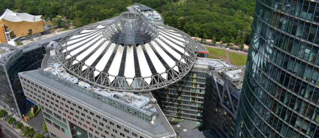 Sonycenter-Berlin-SLEA-TEC-1024x442-2-1-1-1.webp