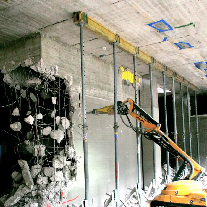 Abbrucharbeiten - Wandabbruch mit einem Brokk Roboter, unterstützende Stützen sichtbar.