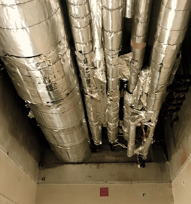 Isolierte KMF-Rohre unter der Decke, bereit zur Sanierung.