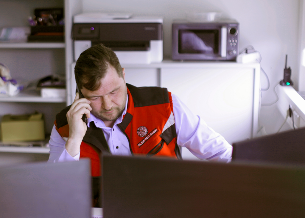 Polier am Telefon im Büro, organisiert die Arbeit, symbolisiert Job und Karriere im Bauwesen.