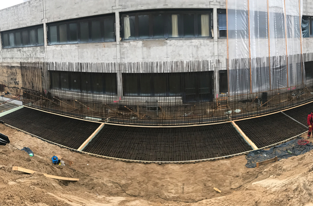 Rohbau eines Gebäudes mit sichtbarer Bewehrung für das Fundament und die Wände, in Berlin.